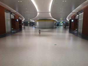 Depois de 14 dias isolado em quarto de hotel, filho de 15 meses de Ana corre no aeroporto - acervo pessoal - acervo pessoal