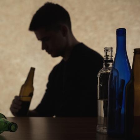 Campanha pede atenção para a relação entre o uso do álcool e problemas emocionais - iStock