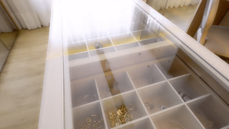 Espaço do closet onde Graciele e Zezé guardam joias e acessórios - Reprodução/Youtube/Casa Vogue Brasil