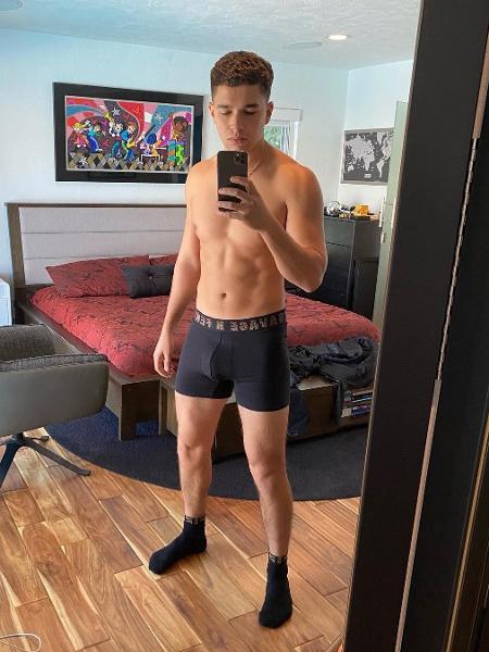 Austin Mahone posa de cueca - Reprodução/Instagram