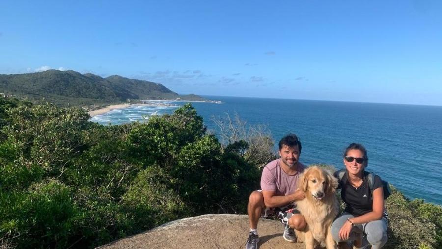 O casal Vinicius e Thália ao lado do cachorro, Chopp - Arquivo Pessoal