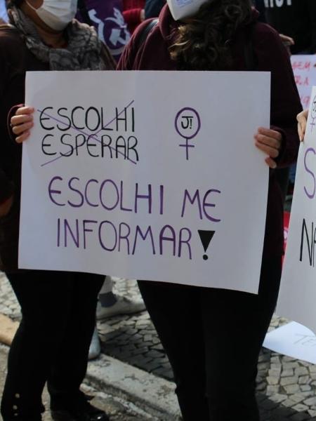Manifestantes protestam em frente à Câmara Municipal de SP contra o projeto de lei "Escolhi Esperar" que sugere sexo após casamento para prevenir gravidez adolescente - Reprodução/Twitter