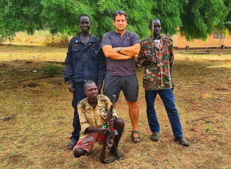 Michael com os membros da escolta armada que o acompanharam em regiões do Sudão do Sul - Arquivo pessoal - Arquivo pessoal