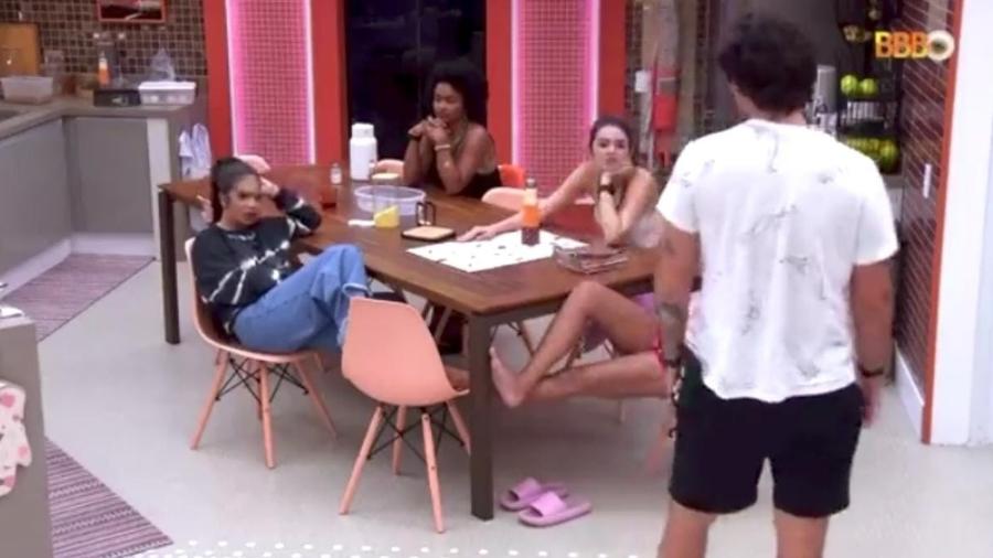 BBB 22: Maria provoca Eliezer em conversa na cozinha - Reprodução/Globoplay