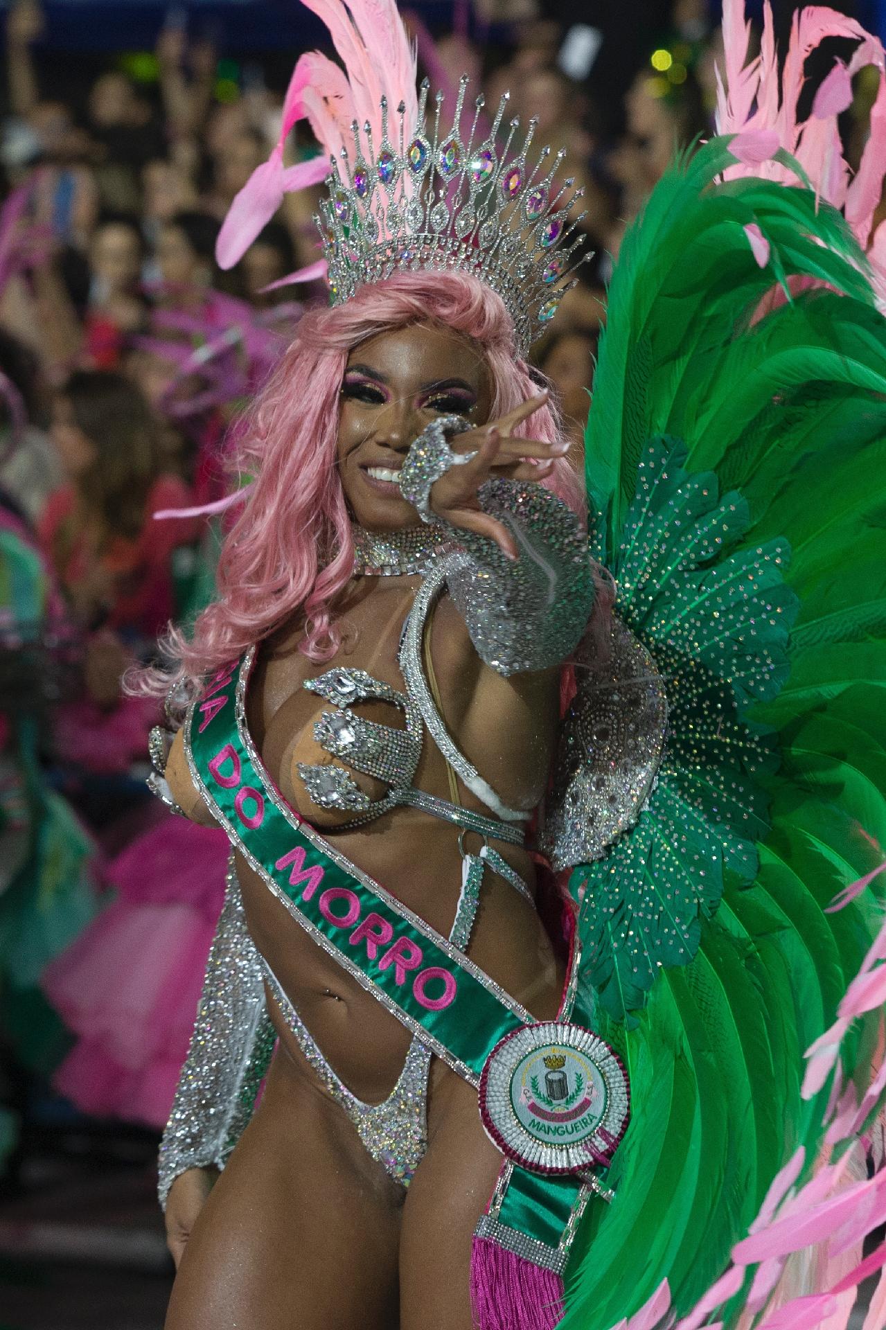 22.abr.2022 - Desfile da Mangueira na primeira noite do carnaval 2022 na Sapucaí - Júlio César Guimarães/UOL
