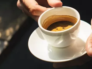Leve sua xícara de casa e ganhe um desconto no café? Ideia pegou na Itália