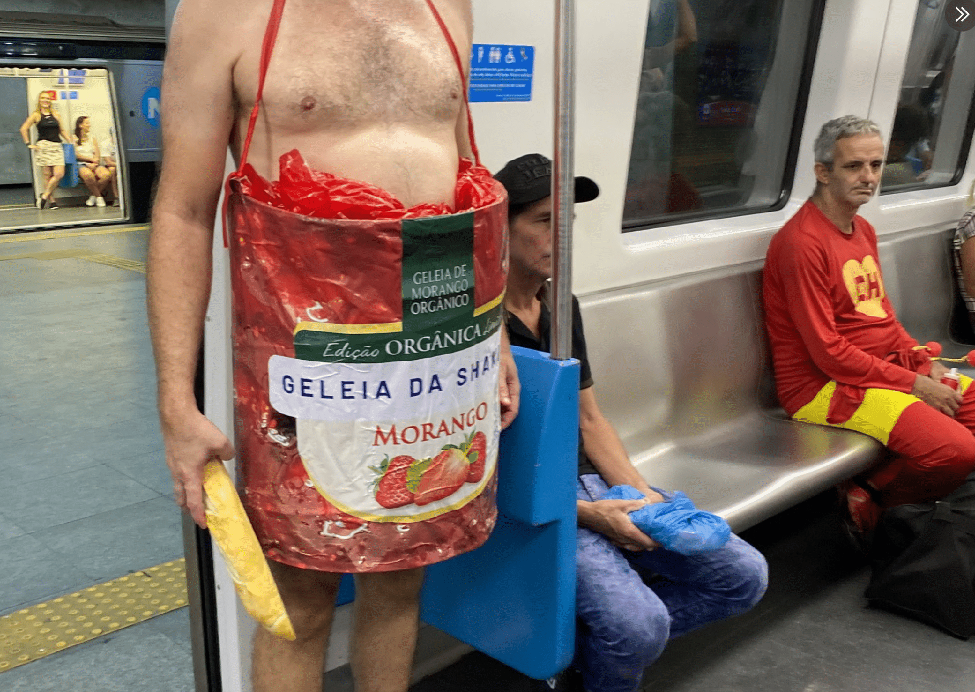 Eduardo Muller se fantasiou de "geleia de Shakira" para o Carnaval - Reprodução / Twitter