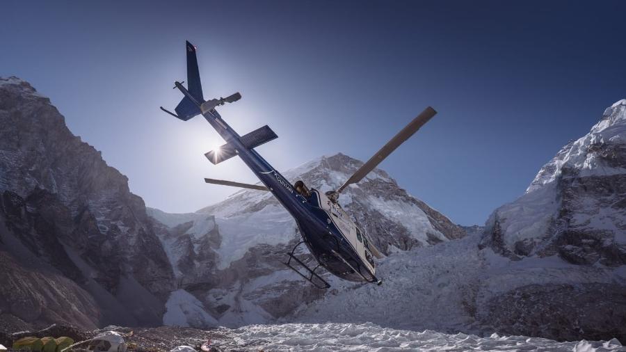 Desde 2017 o piloto mineiro Alexandre Murta Collares é responsável por resgatar de helicóptero viajantes no Himalaia 