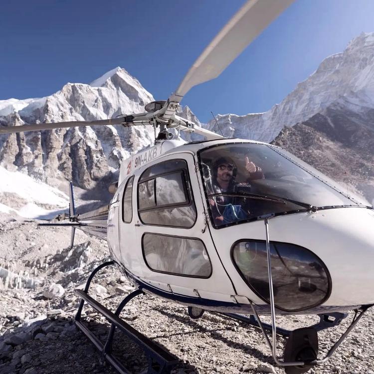 O piloto mineiro Alexandre Murta Collares a bordo do helicoptero que usa para fazer os resgates 