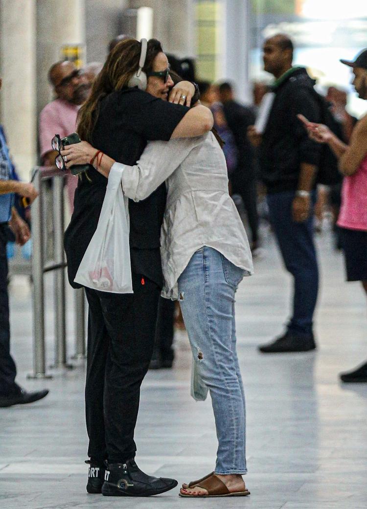 Ana Carolina troca carícias com a namorada, Ramona Bakker, em aeroporto do Rio