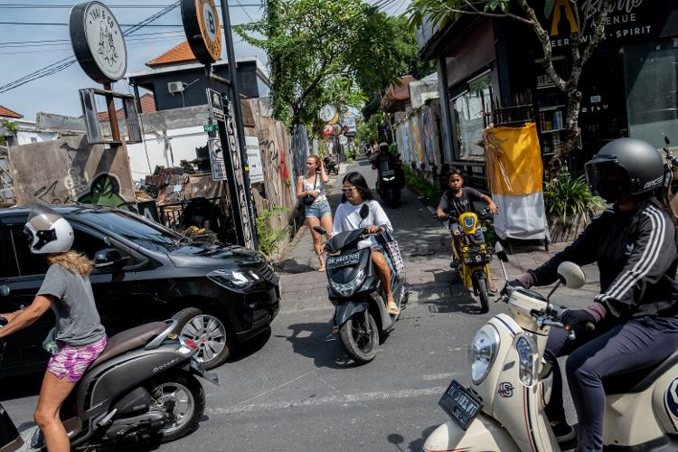 Turistas circulam com motocicletas em Canggu, na ilha de Bali, na Indonésia