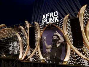 Grandiosos, palcos do Afropunk Bahia 2024 têm realezas africanas como tema