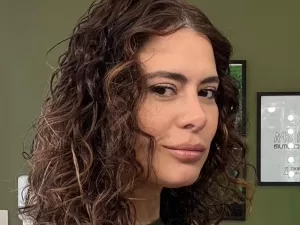 Michelle Loreto assume cabelo cacheado e reflete: 'Bonito do jeito que é'