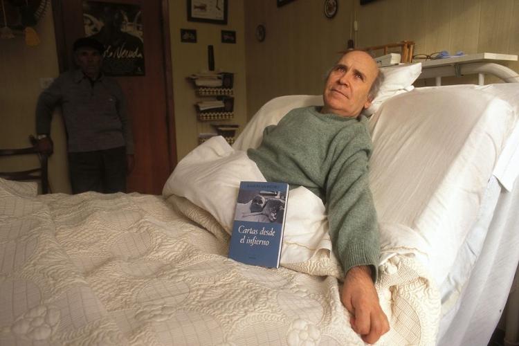 O marinheiro espanhol Ramon Sampedro tornou-se símbolo pelos direitos do fim de vida após conseguir fazer o suicídio assistido em 1998, aos 56 anos. Ele ficou tetraplégico aos 30, depois de um acidente ao mergulhar O marinheiro espanhol Ramon Sampedro tornou-se símbolo pelos direitos do fim de vida após conseguir fazer o suicídio assistido em 1998, aos 56 anos. Ele ficou tetraplégico aos 30, depois de um acidente ao mergulhar
