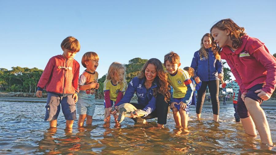 Crianças acompanham soltura de tartaruga-marinha durante atividade de conscientização ambiental Crianças acompanham soltura de tartaruga-marinha durante atividade de conscientização ambiental