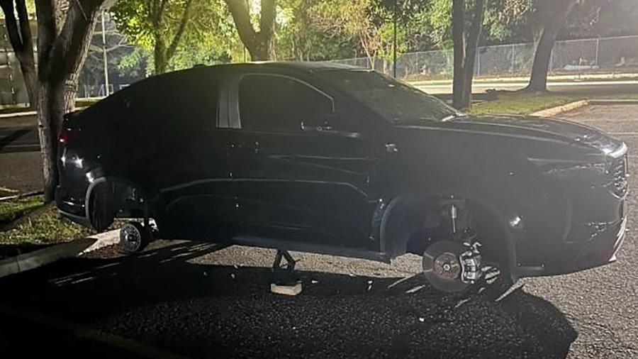 Deputado da Alesp teve as rodas de seu carro oficial esportivo furtadas em cemitério; parlamentares da assembleia paulista utilizavam modelos híbridos Deputado da Alesp teve as rodas de seu carro oficial esportivo furtadas em cemitério; parlamentares da assembleia paulista utilizavam modelos híbridos