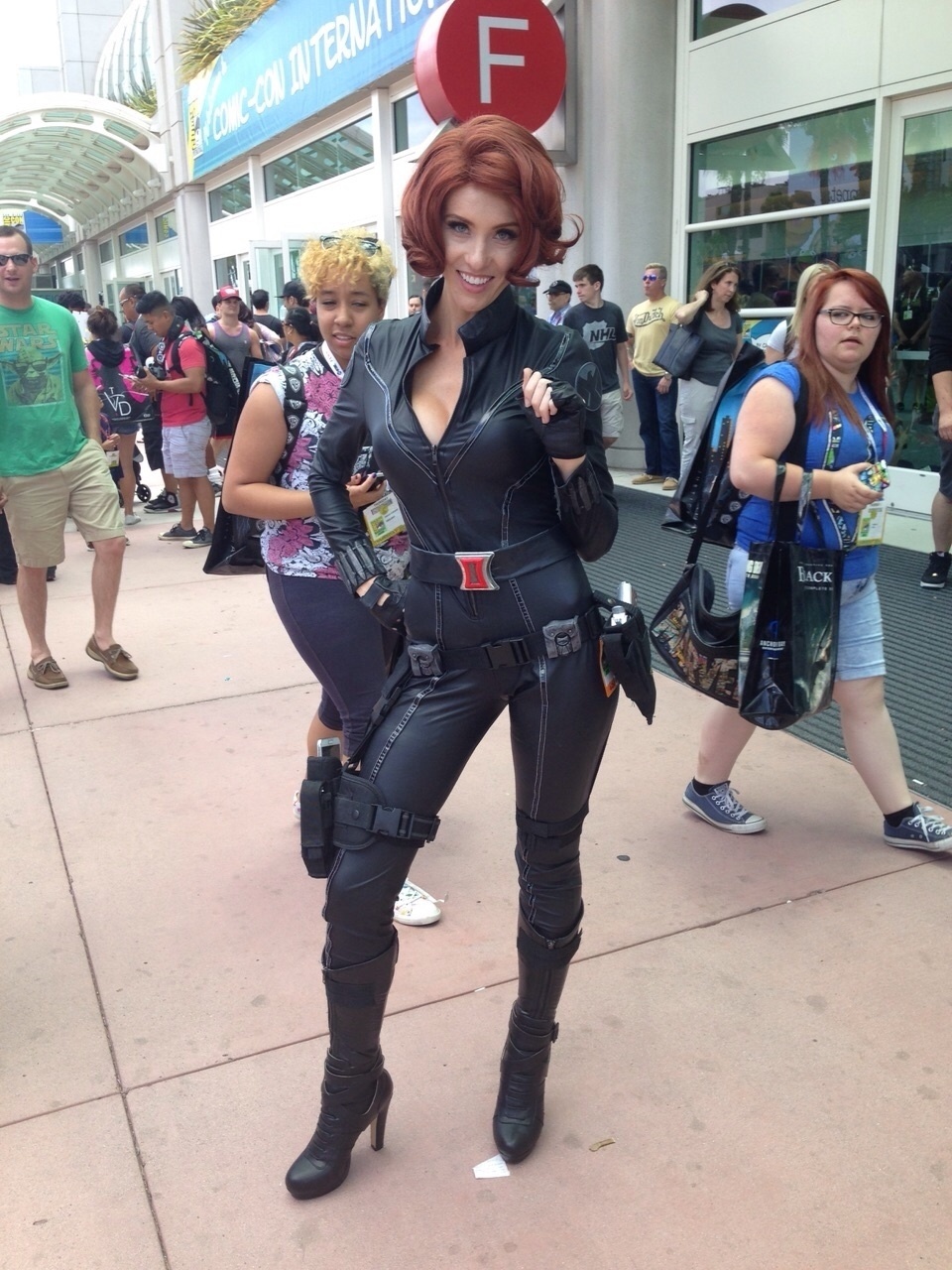 9.jul.2015  - Participante da San Diego Comic-Con circula pelo Centro de Convenções fantasiada de Viúva Negra, personagem de "Os Vingadores" - James Cimino/UOL