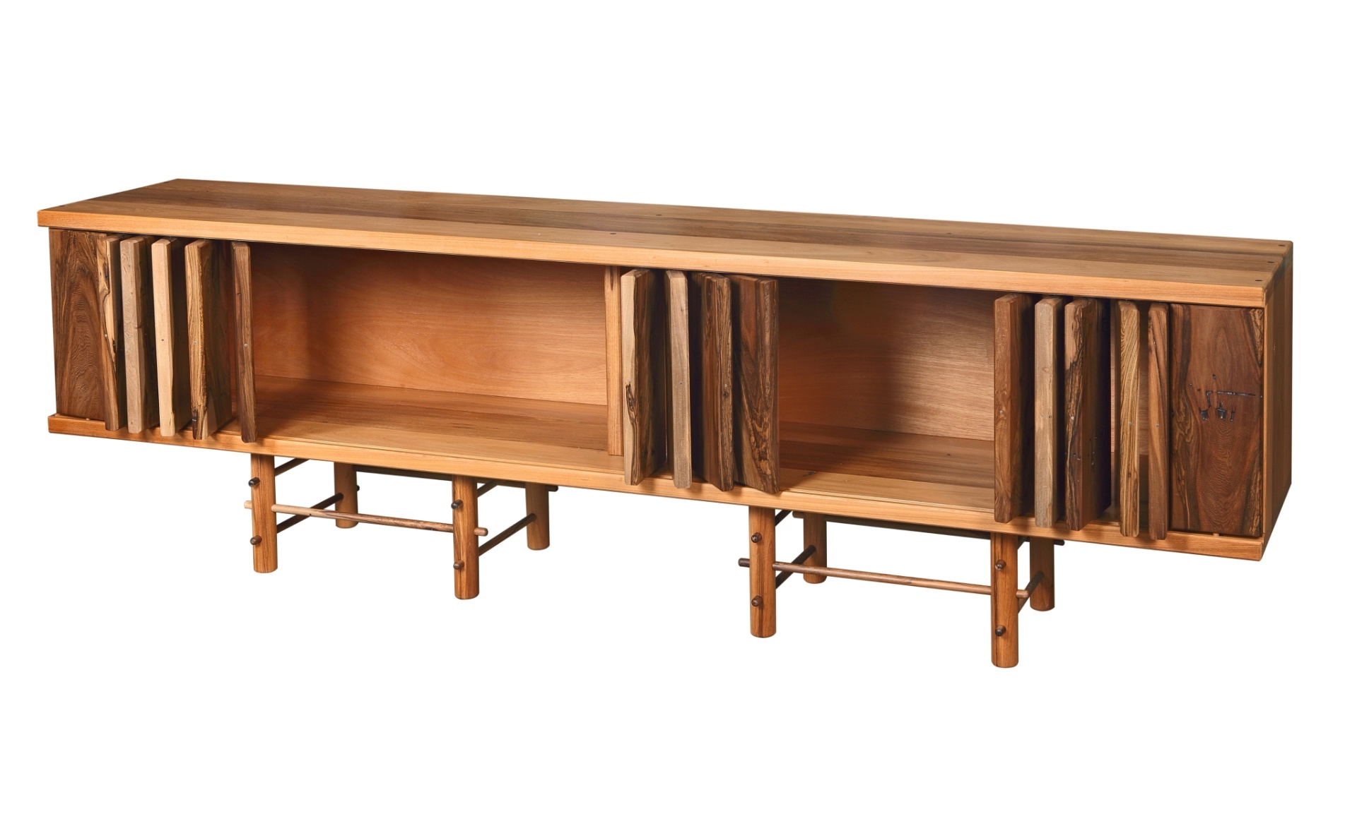 Buffet Brise-Soleil, projetado por Gustavo Bittencourt: com referência às obras arquitetônicas entre os anos 30 e 60, o móvel tem aberturas frontais inspiradas nos brises - Carlos Ben/ Divulgação