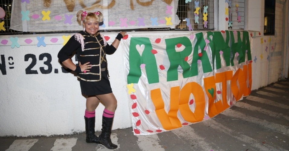 17.ago,2015 - Fã e cover de Xuxa, Tidinha, de 29 anos, comemora a estreia da apresentadora na Record em frente ao Recnov, no Rio de Janeiro