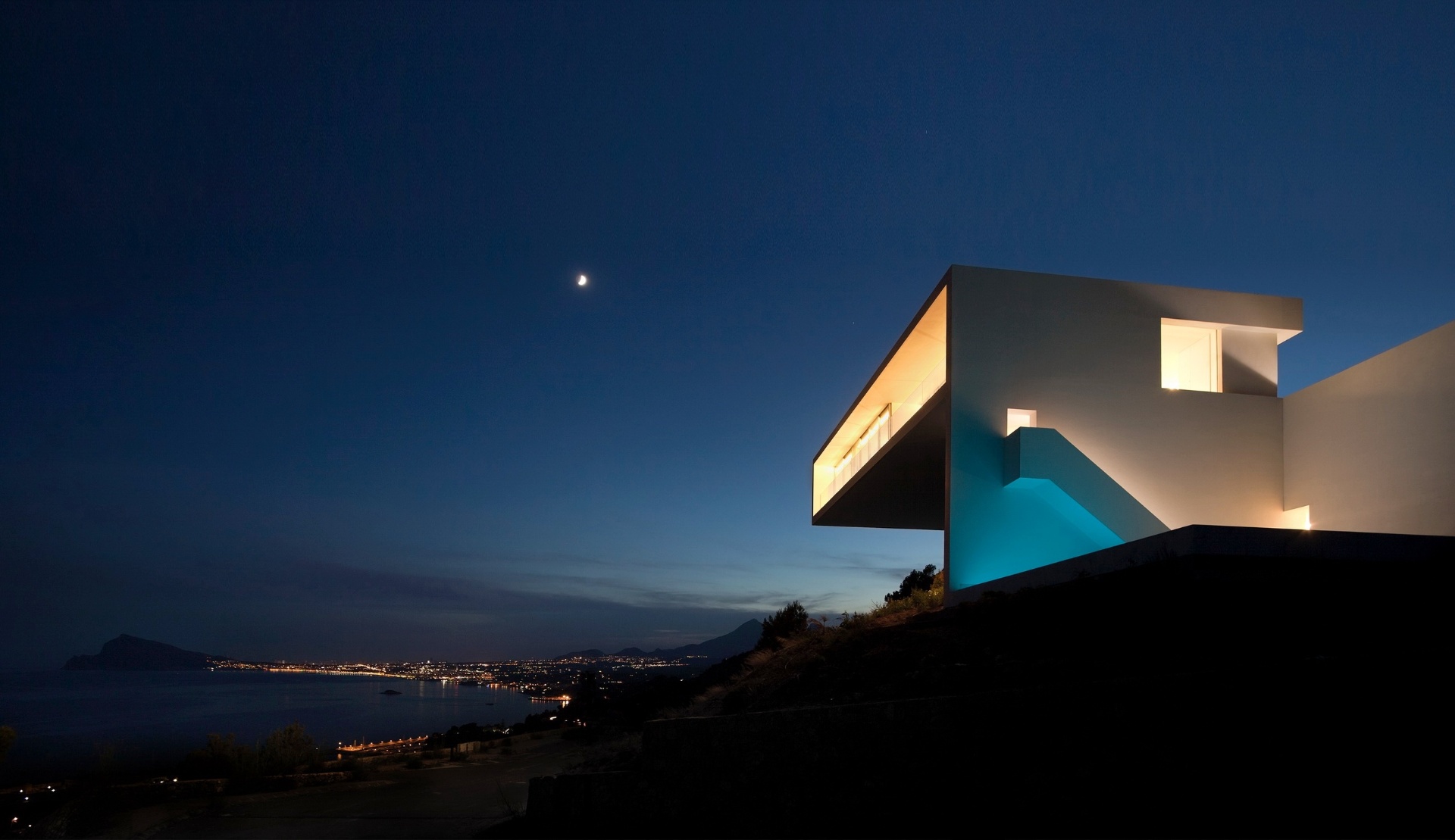 A Casa no Penhasco é um monólito que se debruça sobre o mar Mediterrâneo: nela, todos os cômodos estão em um único pavimento suspenso e ligado à piscina, no plano mais baixo do terreno, por meio de escadas. O projeto desenvolvido pelo escritório Fran Silvestre Arquitectos fica em Calpe, Alicante, no litoral espanhol - Diego Opazo/ Divulgação