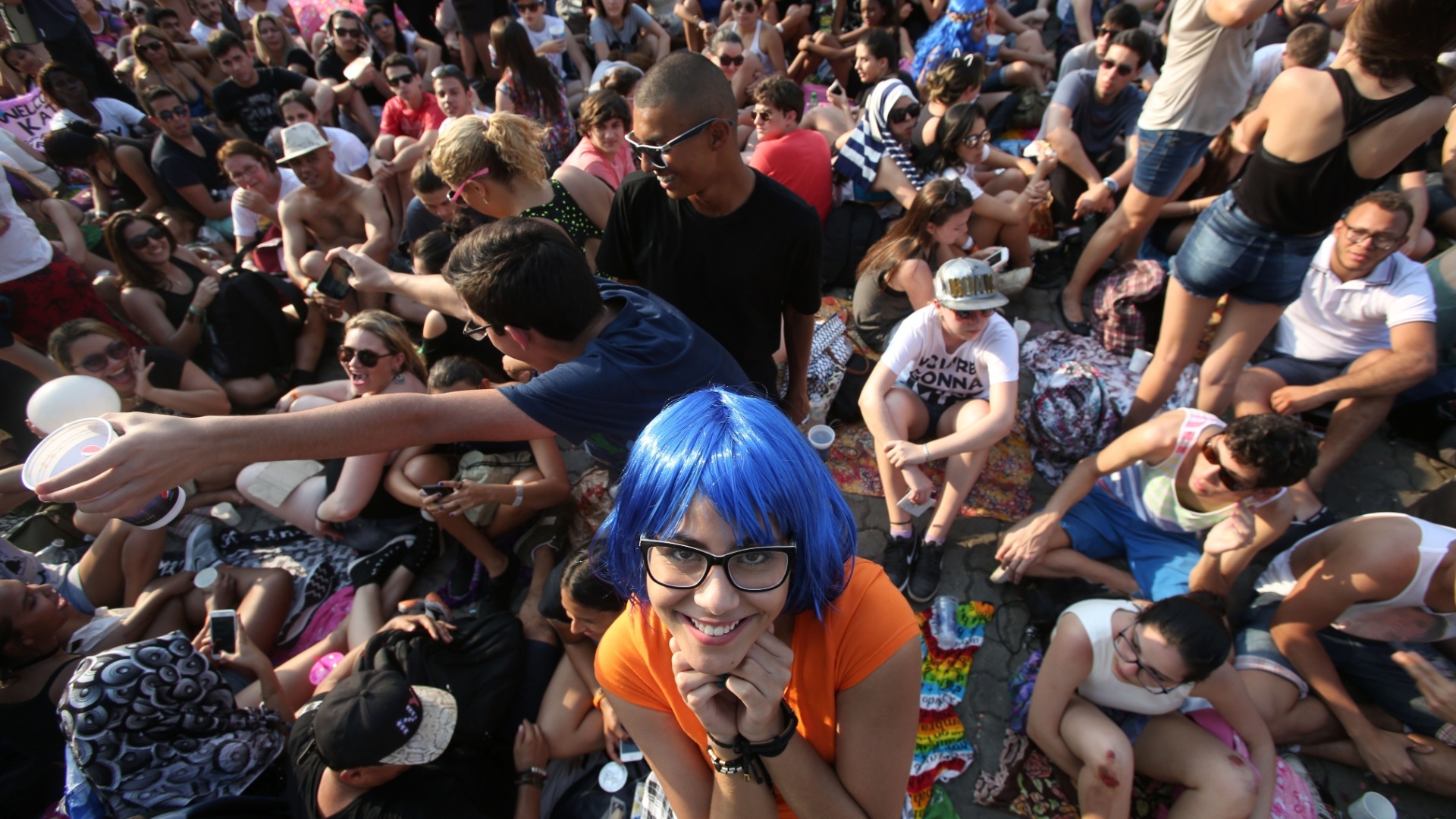 27.set.2015 - Fãs de Katy Perry já estão na grade do palco Mundo, à espera da cantora, que só se apresenta a 0h15. Alguns trouxeram até fraldas, para não perder o lugar. - Marco Antônio Teixeira/UOL