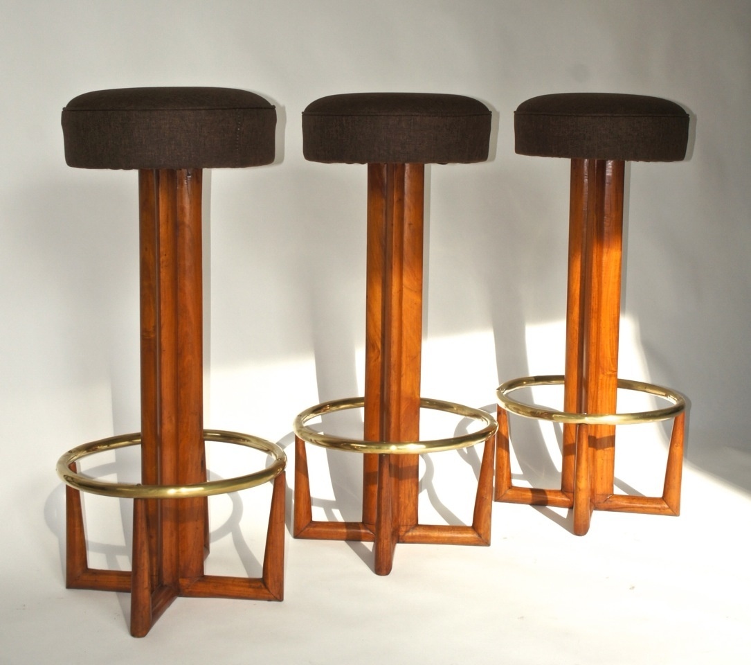 Banquetas desenhadas em 1958 pelo arquiteto Giuseppe Scapinelli. As peças exclusivas têm inspiração náutica e foram estruturadas em madeira (caviúna) com detalhes em metal. Destaque para o apoio de base, que inverte o sentido convencional dos pés - Divulgação