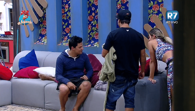 22.out.2015 - Thiago Servo ficou com ciúmes de Ana Paula após a peoa comentar que já foi ao camarim de Lucas Lucco após um dos shows do cantor: "Dois shows do Lucas Lucco, seguido" - Reprodução/Record