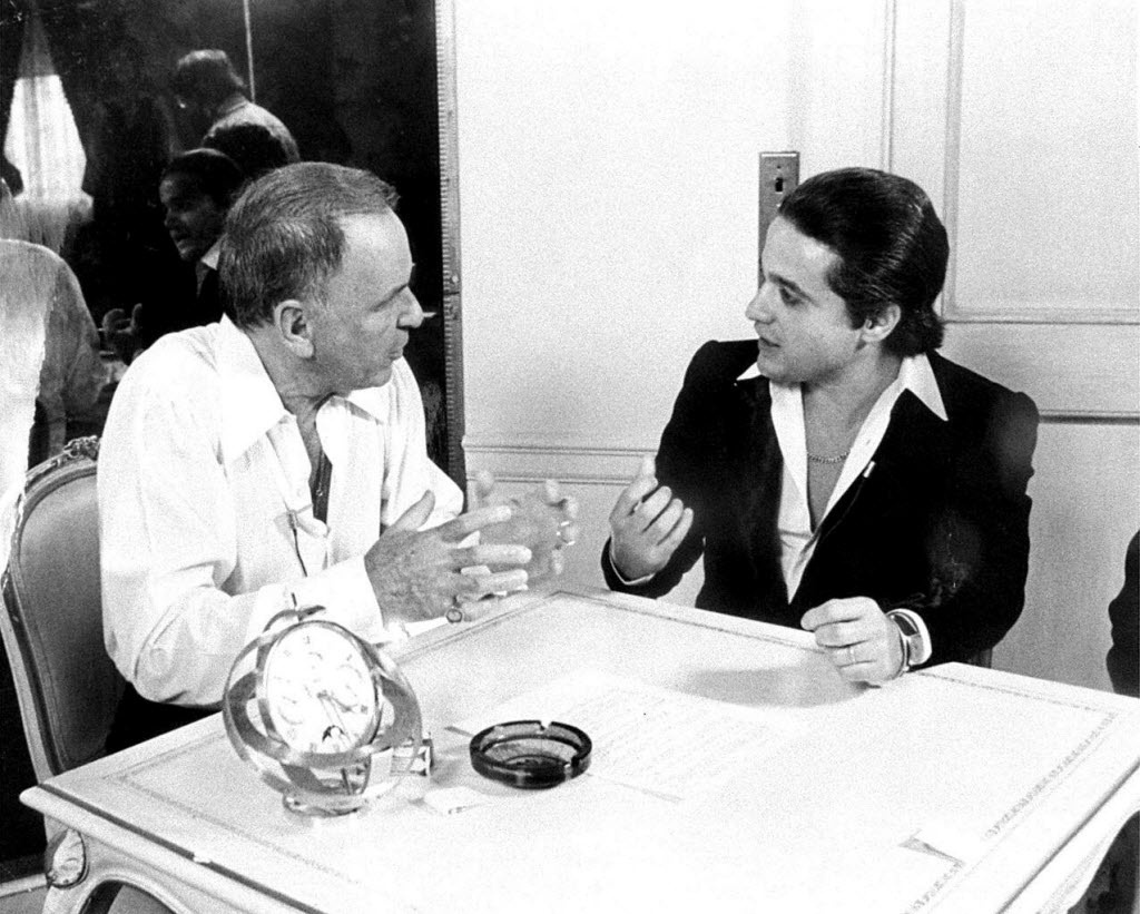 O cantor Frank Sinatra e o empresário Roberto Medina, um dos responsáveis pela realização do show do cantor no Maracanã, no Rio de Janeiro - Arquivo Folhapress
