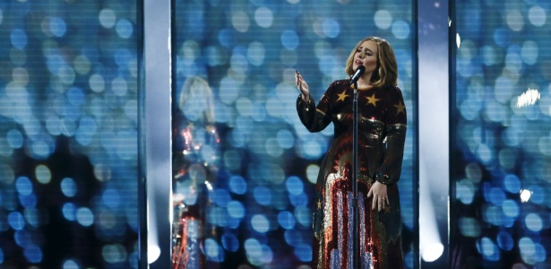 Adele durante apresentação no Brit Awards 2016 - REUTERS/Stefan Wermuth