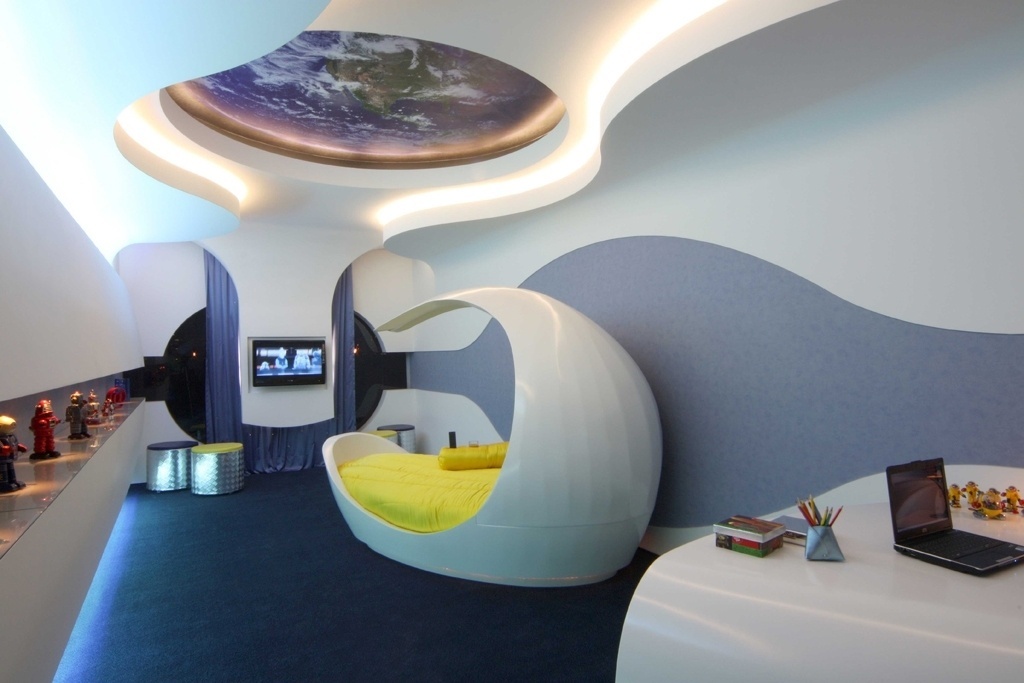 Muito do modernismo brasileiro é feito de linhas curvas e formas orgânicas ? inclusive nos elementos estruturais de concreto. E sua relação com o futurismo é imediata: no caso do arquiteto Aquiles Nicolas Kílaris, o quarto projetado para menino adolescente retoma esse estilo, para tornar realidade o sonho espacial de ser astronauta - João Ribeiro/ Divulgação