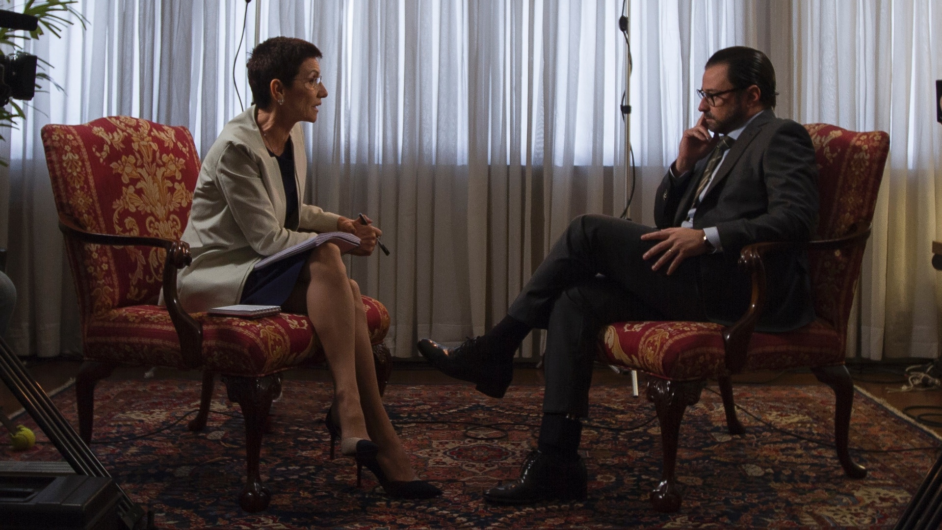 No set de "3.000 Dias no Bunker": A jornalista Valeria Vilela (Cássia Kis) entrevista o economista Gustavo Franco (Emilio Orciollo Neto) na época da CPI do Banestado - Stella Carvalho/Divulgação