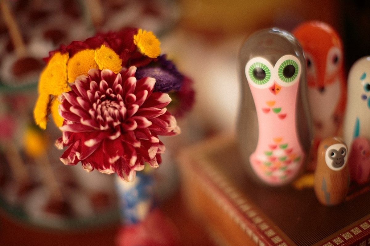 Flores do campo em cores fortes deram mais vida à festa de um ano inspirada em Frida Kahlo, ao lado, bichinhos feitos em cerâmica pintada, artesanato típico do México, terra da pintora - Ilana Lichtenstein/Divulgação