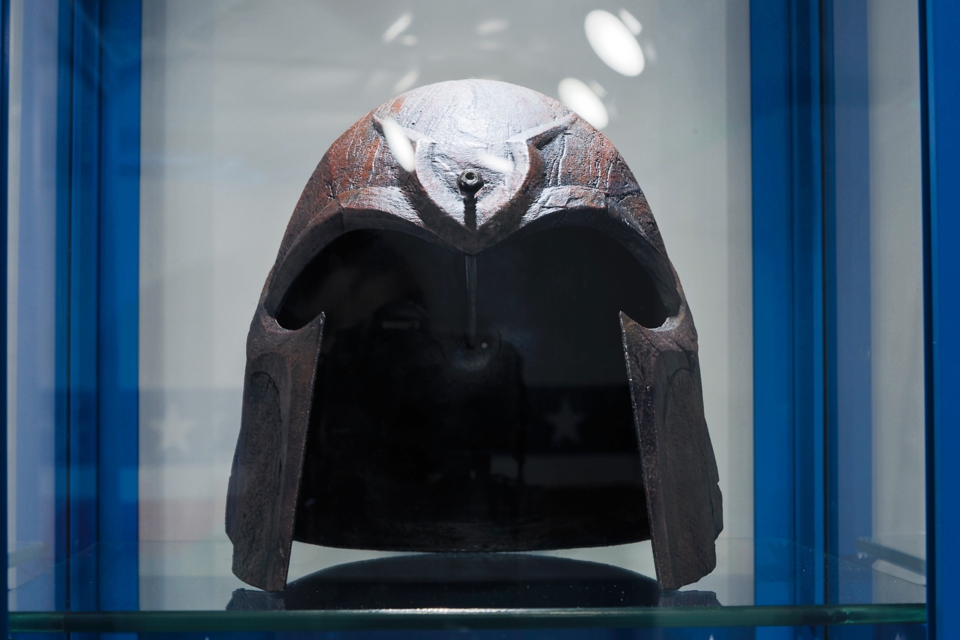 Capacete de Erik Lehnsherr, em "X-Men: Dias de um Futuro Esquecido" (2014) - Letícia Godoy