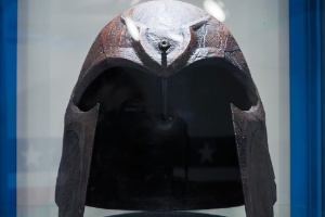 Capacete de Erik Lehnsherr, em "X-Men: Dias de um Futuro Esquecido" (2014) - Letícia Godoy
