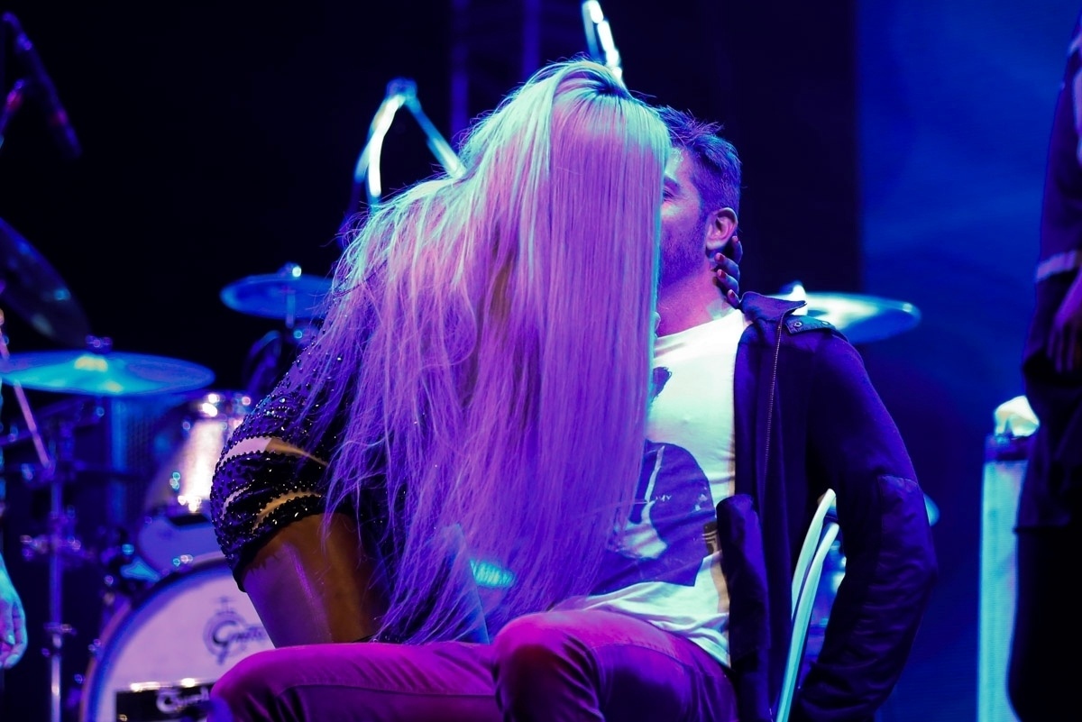 21.mai.2016 - Ludmilla se aproxima de fã no palco para beijá-lo durante show no festival "Preparadx", voltado ao público LGBT, que aconteceu na noite deste sábado no Anhembi, zona norte de São Paulo - Manuela Scarpa/Brazil News