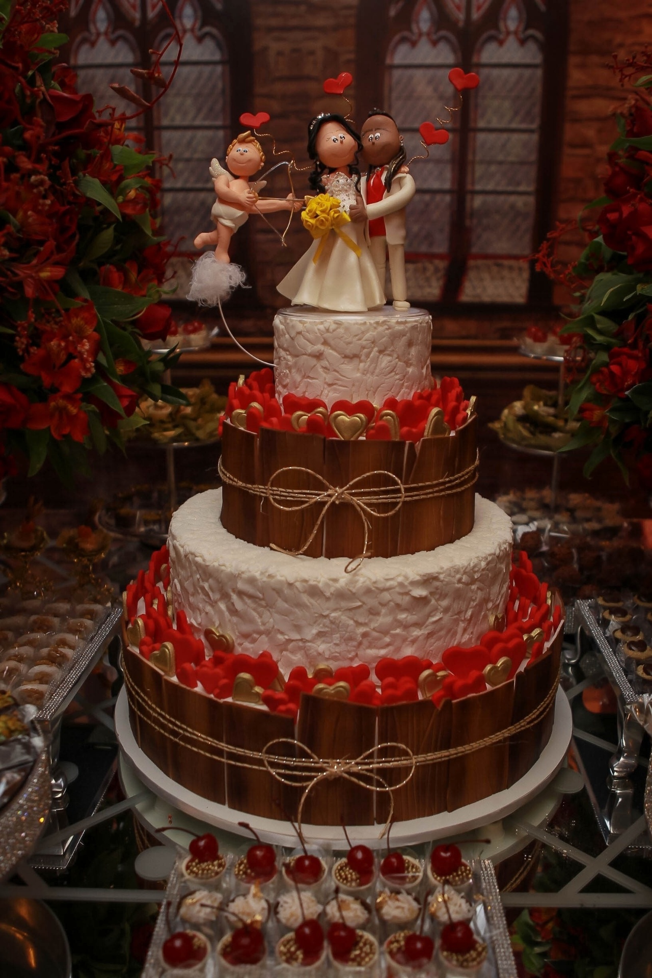 13.jun.2016 - Bolo do casamento de Pepê e Thalyta - Raphael Castello/AgNews