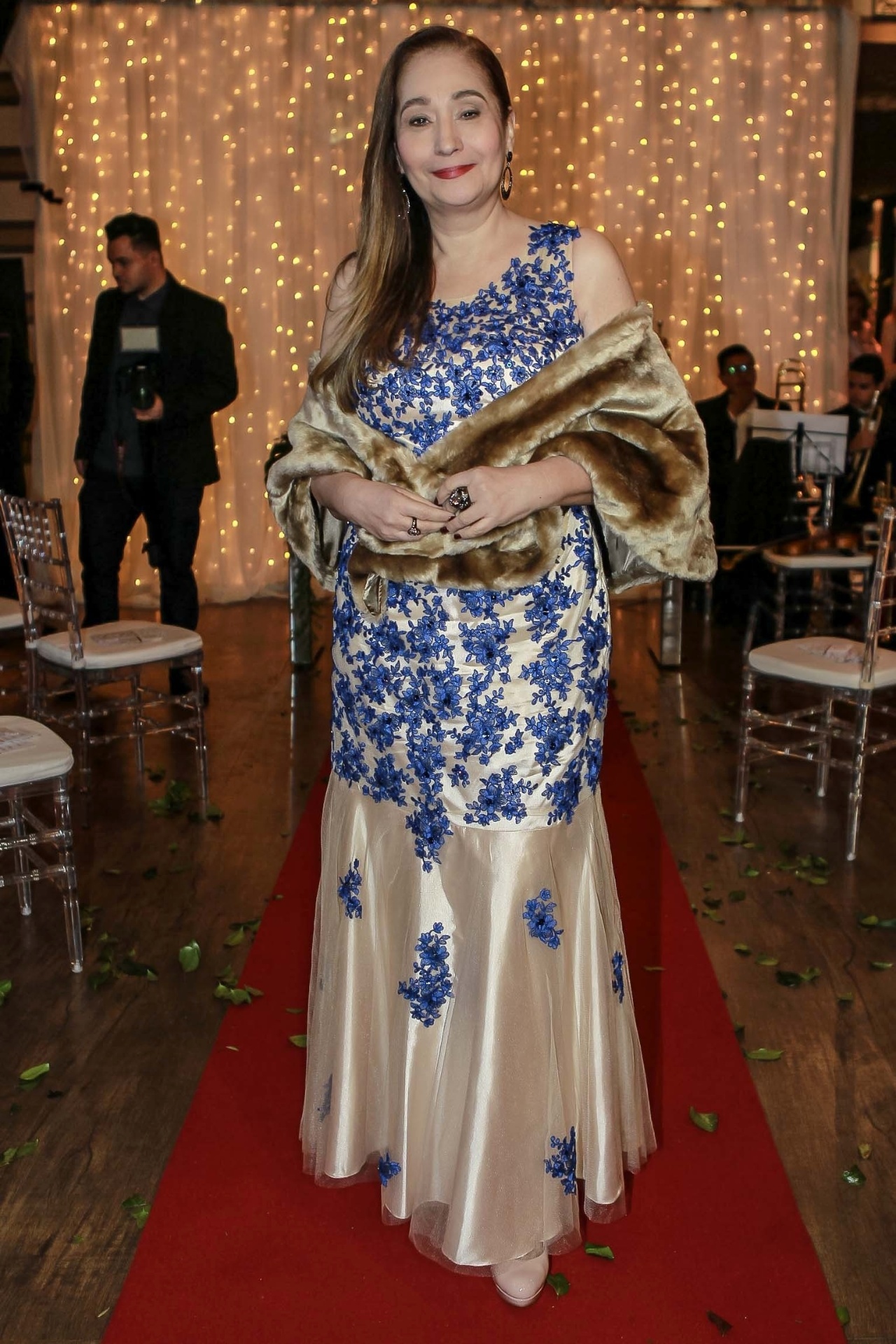 13.jun.2016 - Sônia Abrão posa para fotos ao chegar ao casamento de Pepê e Thalyta - Raphael Castello/AgNews