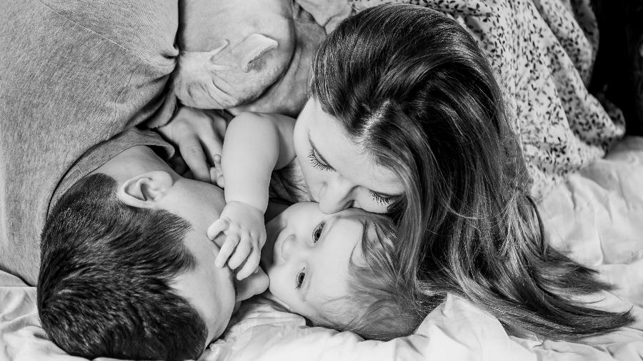 Apesar de facilitar a amamentação noturna, dividir a cama com o bebê pode aumentar risco de morte - Getty Images