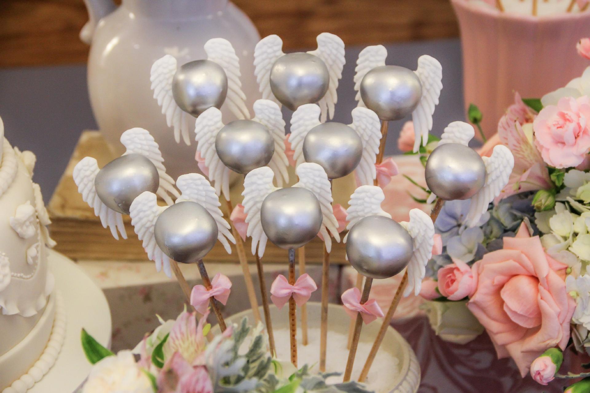 Destaque entre os doces oferecidos aos convidados do batizado, os "cake pops" (bolos no palito, em inglês) de chocolate, da Sweet Carolina (www.sweet.workscom.com.br), receberam acabamento de pasta americana - Divulgação