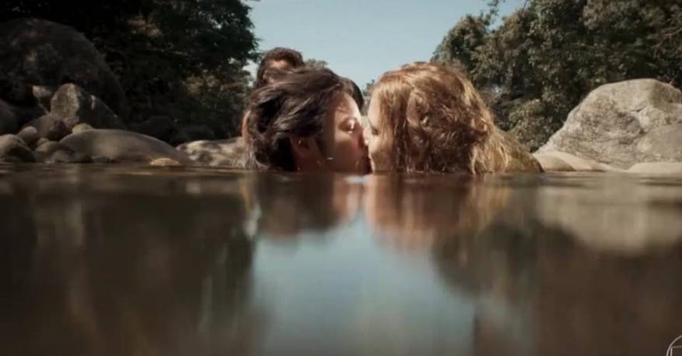 Logo nos primeiros capítulos, a cena "caliente" em que as prostitutas do bordel de Vírginia tomavam banho de rio com direito a beijo na boca agitou as redes sociais - Reprodução/TV Globo