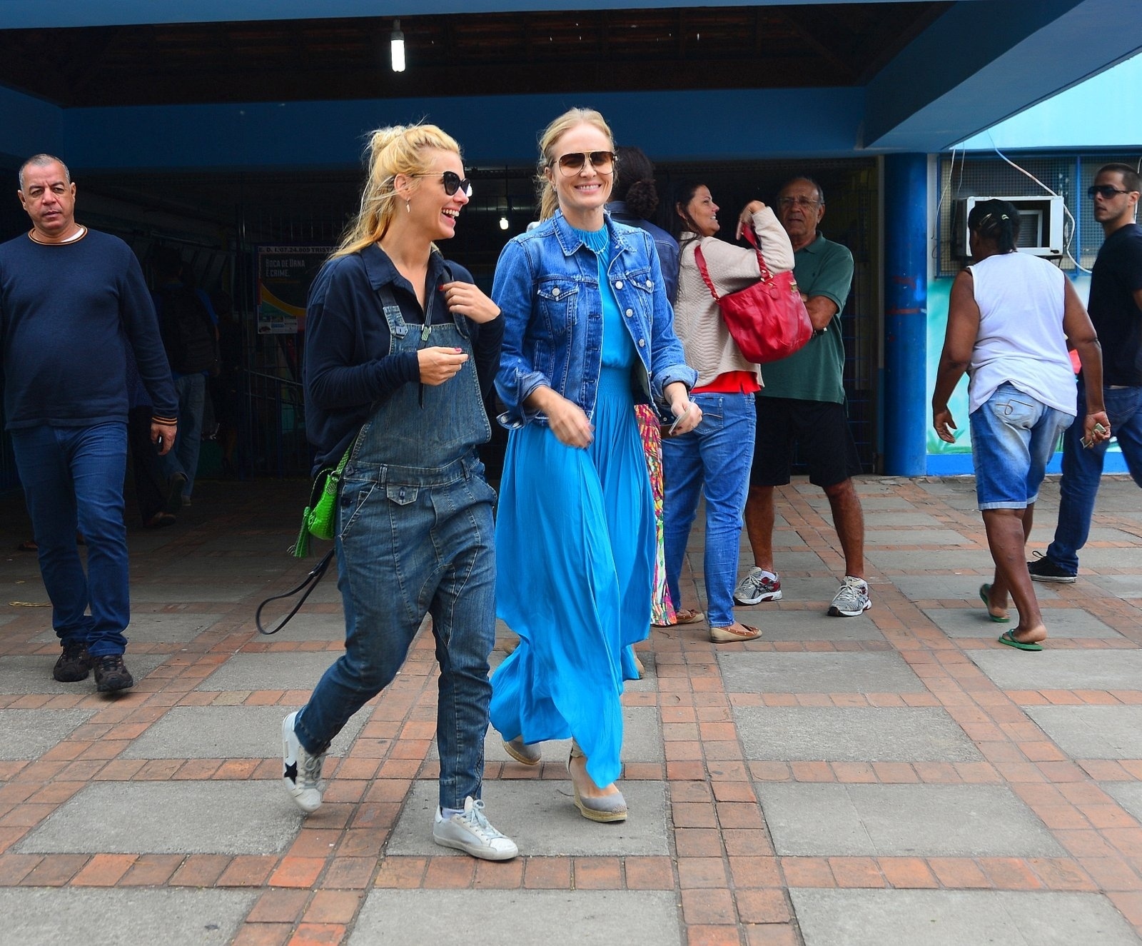 30.out.2016 - Carolina Dieckmann e Angélica foram juntas votar no segundo turno das eleições municipais em uma escola na Barra da Tijuca, zona oeste do Rio - William Odab/AgNews