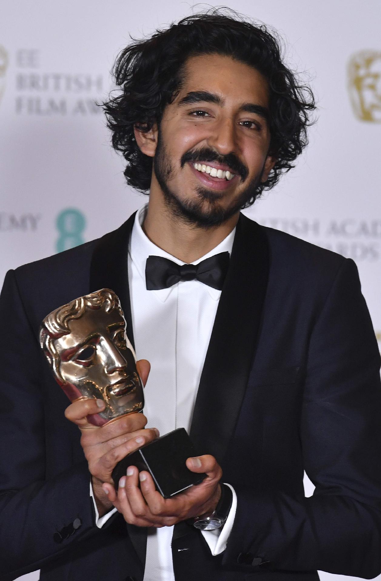 Dev Patel posa com o prêmio de melhor ator por seu trabalho no filme "Lion" no BAFTA, em Londres  - Ben STANSALL/AFP PHOTO