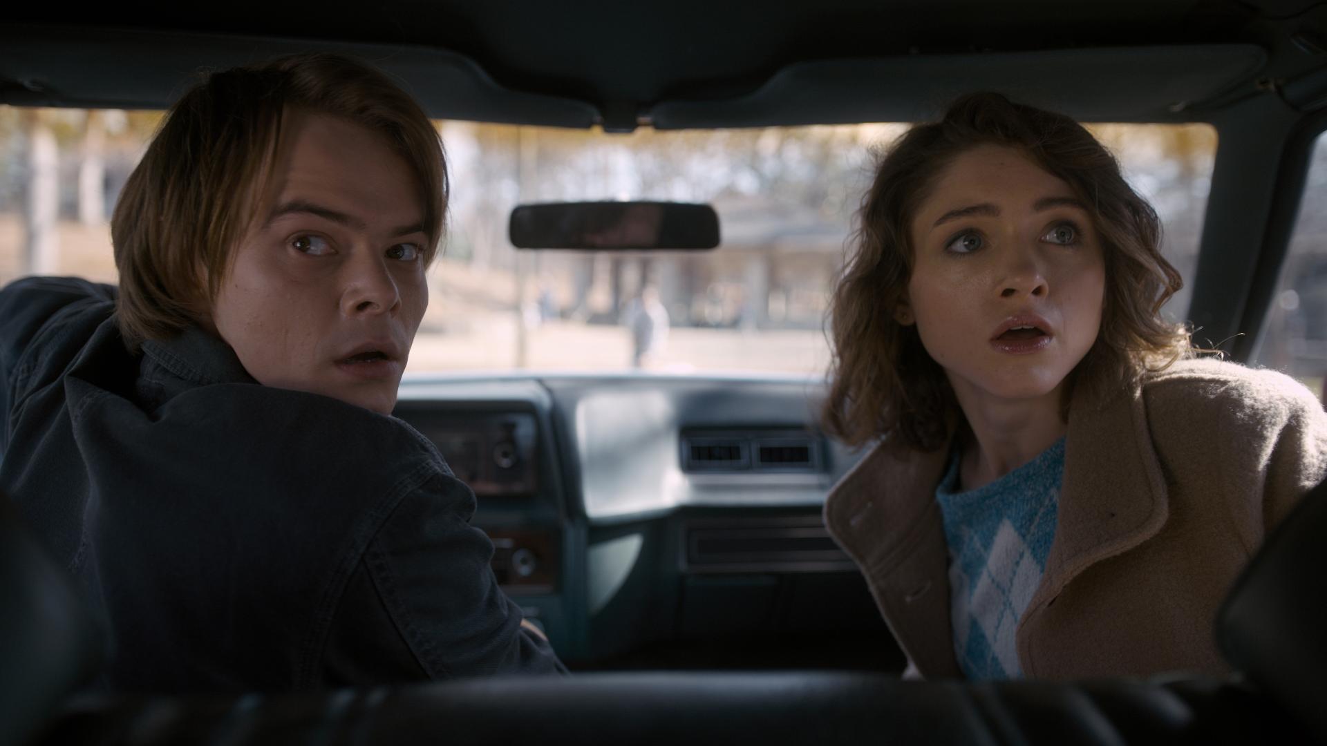 Jonathan (Charlie Heaton) e Nancy (Natalia Dyer) olham assutados para trás em cena da segunda temporada de "Stranger Things" - Divulgação