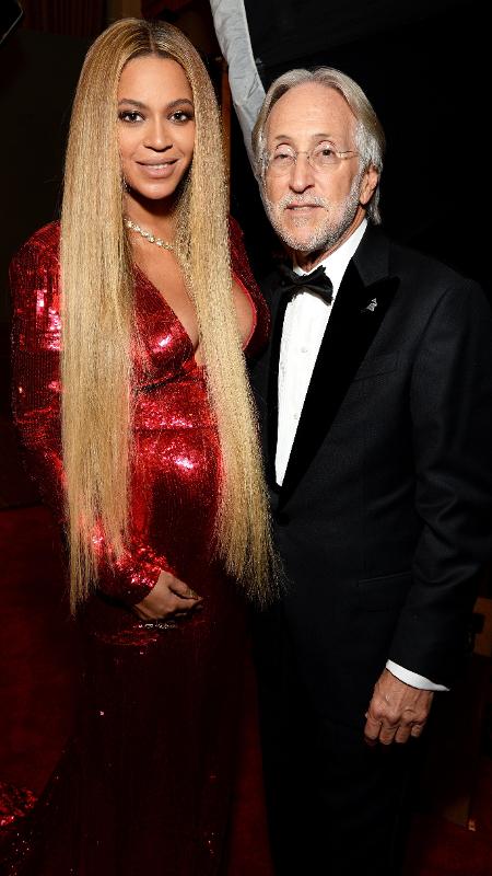 Beyoncé posa ao lado do presidente da Academia de Gravação, Neil Portnow - Michael Kovac/Getty Images for NARAS