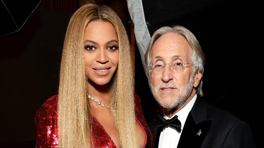 Beyoncé posa ao lado do presidente da Academia de Gravação, Neil Portnow, durante a cerimônia do Grammy de 2017 - Michael Kovac/Getty Images for NARAS