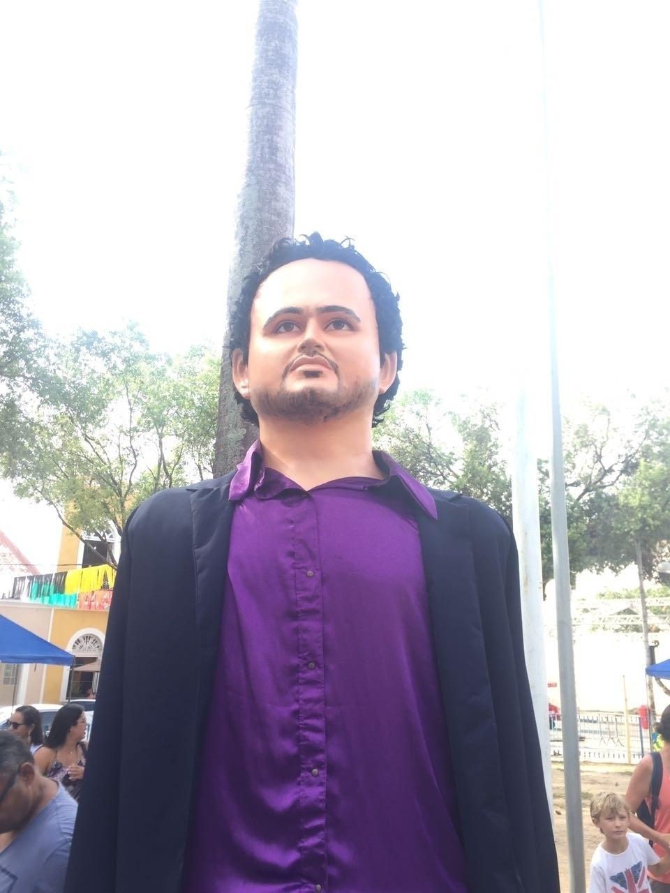 Zezé di Camargo conhece de perto bonecos de Olinda em homenagem à dupla na terça-feira (21),em Recife - Divulgação