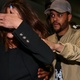 Em meio a tumulto, Selena Gomez e The Weeknd desembarcam no aeroporto de Guarulhos, em São Paulo sob forte escolta de seguranças - Raphael Castello/AgNews