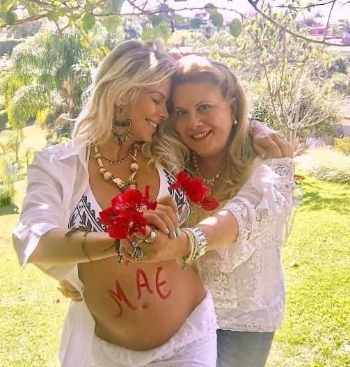 Na expectativa pelo nascimento do primeiro filho, Karina Bacchi posou para foto com seu barrigão - Reprodução/Instagram/karinabacchi