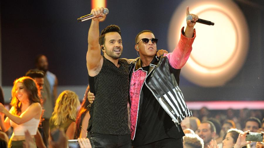 Luis Fonsi e Daddy Yankee se apresentam no Billboard Latin Music Awards, na Flórida - Sergi Alexander/Getty Images/AFP