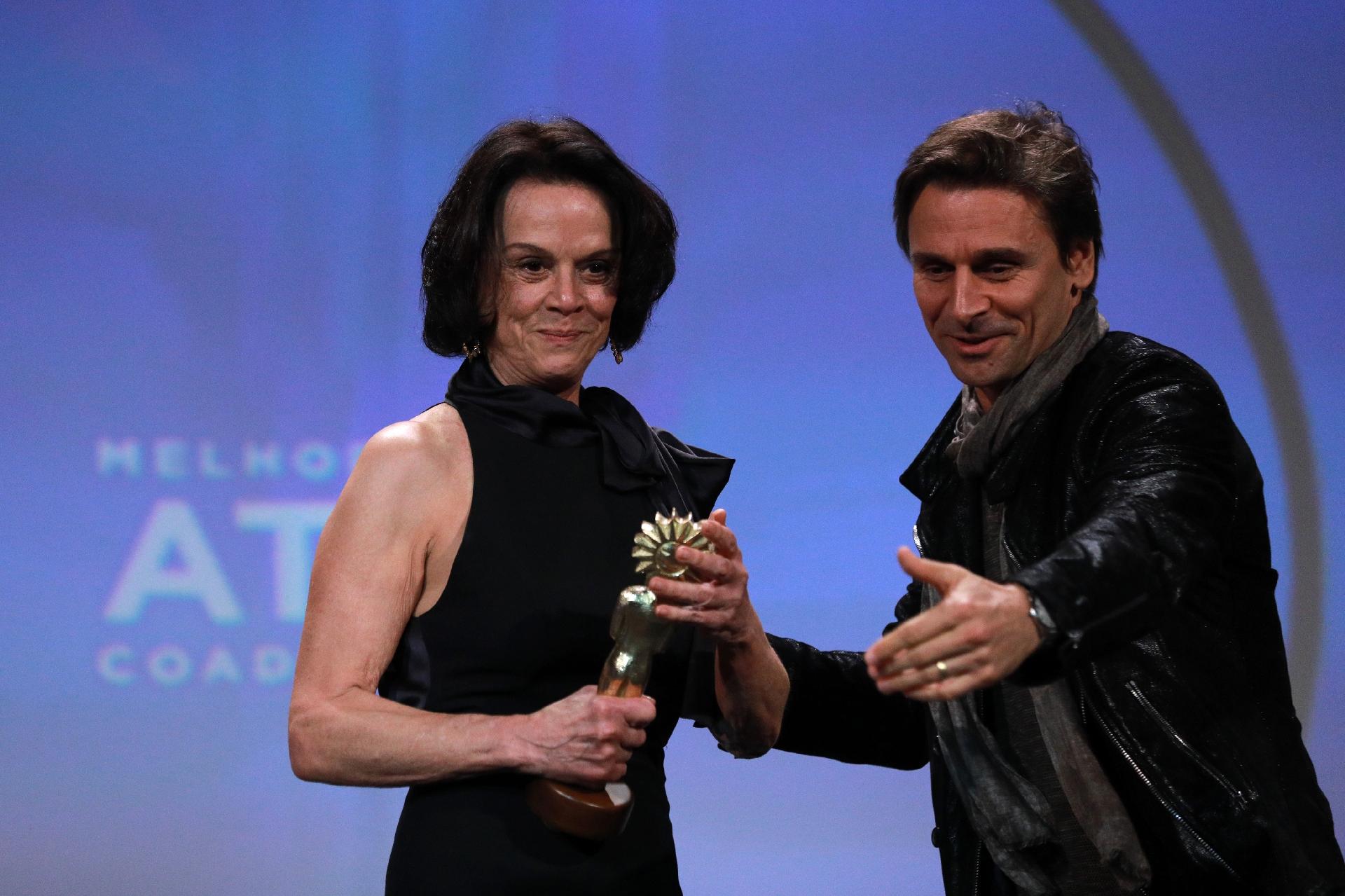 Murilo Rosa entrega Kikito de melhor atriz coadjuvante para Clarisse Abujamra pela atuação em "Como Nossos Pais", da cineasta Laís Bodanzky - Diego Vara/Pressphoto